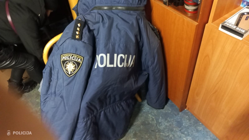 Rīgas reģionā no nelegālo akcīzes preču tirgotājiem atsavinātas nelegālās cigaretes, alkohols, ieroči, narkotikas un policijas jaka