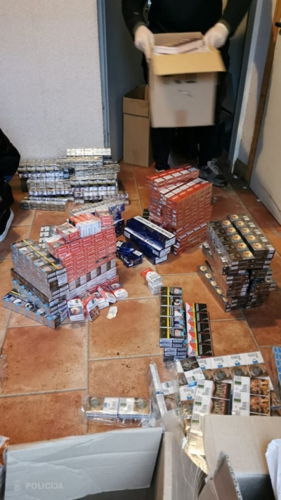 Likumsargi aiztur divas personas un atsavina vairāk nekā 70 000 cigarešu