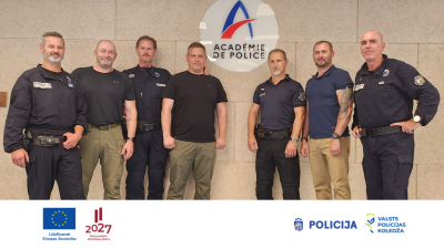 Grupas foto, kurā redzami septiņi policijas pārstāvji stāvam pie Francijas Policijas akadēmijas