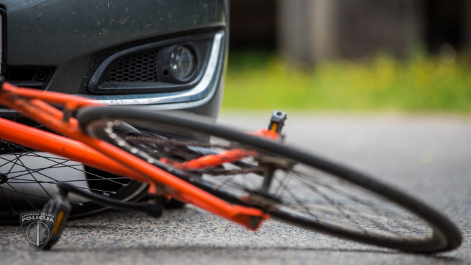 Velosipēds un automašīna