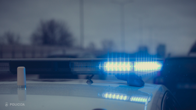 Valsts policijas automašīnas bākugunis, kas deg zilā krāsā
