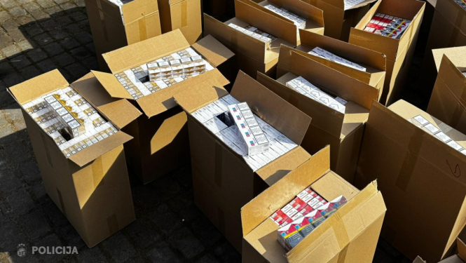 attēlā redzamas atsavinātās cigaretes lielos apjomos, kuras iepakotas kartona kastēs