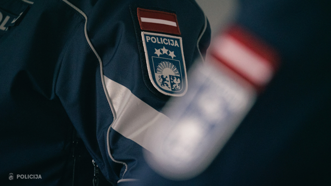 Tuvplāns ar Valsts policijas formas tērpu