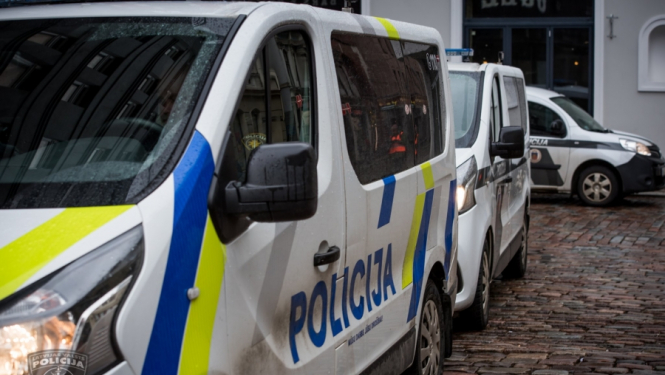 Purvciemā par riepu pārduršanu trīs policijas dienesta automašīnām aizturēts vīrietis