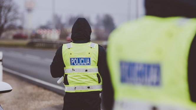 Ceļu policisti kontrolē satiksmi