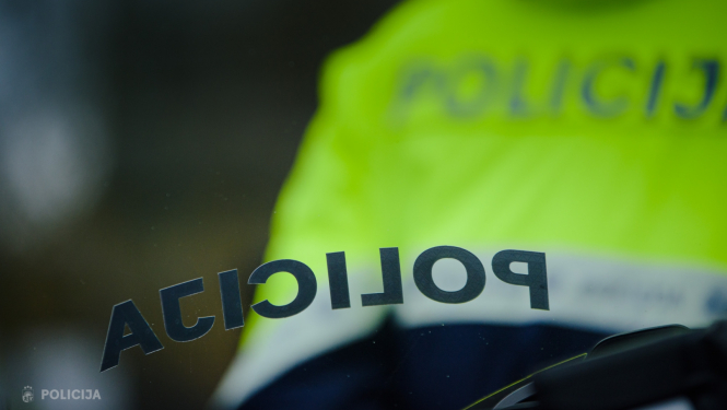 uzraksts policija uz loga