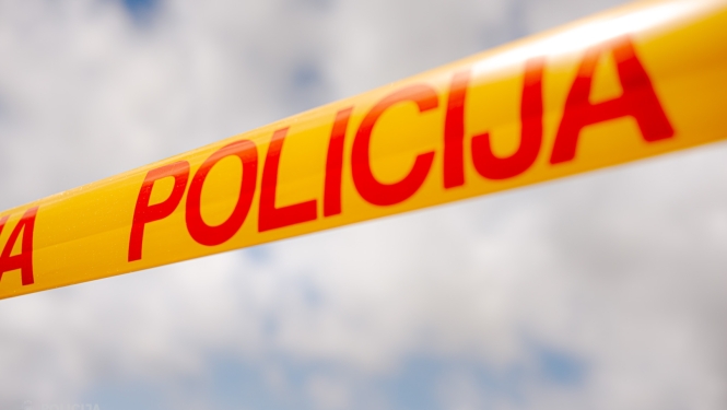 Valsts policijas lenta ar skatu uz debesīm