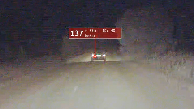 Policijas radara video kadrs, kurā tumšā diennakts laikā pa ceļu brauc automašīna ar fiksētu ātrumu 137 km/h