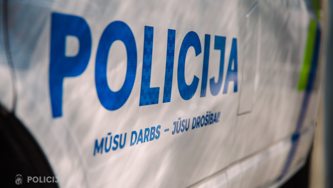 Valsts policijas automašīnas sāns ar uzrakstu "policija"