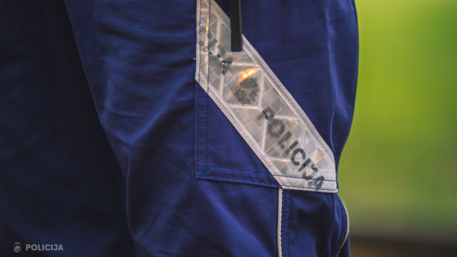 Policijas formas bikšu kabata ar atstarojošu elementu.