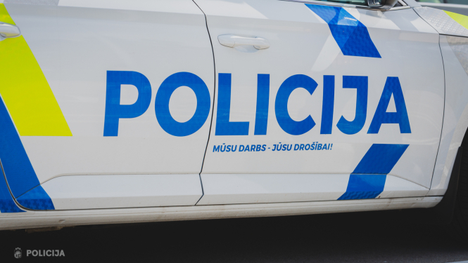 Valsts policijas automašīnas sāns, uz tā rakstīts Policija