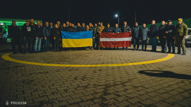 Turpinot sniegt atbalstu Ukrainai, 2023. gada 18. decembra rītā Valsts policija sadarbībā ar fondu “Uzņēmēji mieram” deva startu 20 dažādu marku Valsts policijas transportlīdzekļiem uz Ukrainu. Turklāt šajā reizē transportlīdzekļi bija piepildīti ar ziedojumiem, kurus sarūpējis gan fonds “Uzņēmēji mieram”, gan Valsts policijas darbinieki, lai Ukrainai nogādātu ne tikai nepieciešamās lietas, bet arī, lai iepriecinātu ukraiņu policistu un karavīru ģimenes Ziemassvētkos. Šoreiz konvojs bija īpašs ar to, ka tra