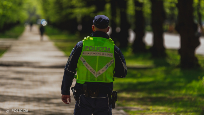 Policists uz ietves