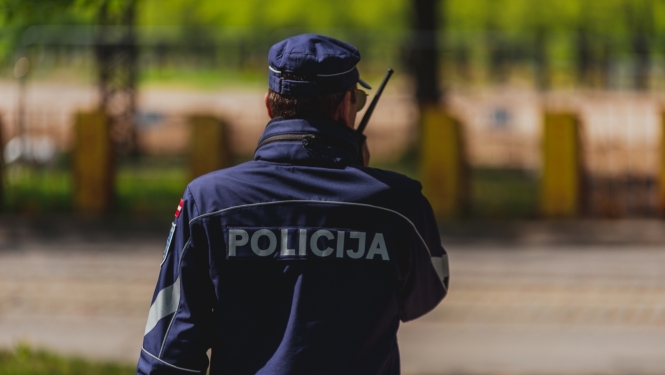 Policists ar rāciju stāv 