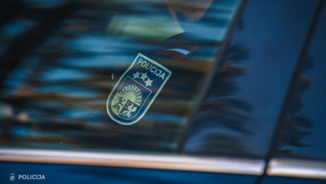 Valsts policijas emblēma uz amatpersonas dienesta formas