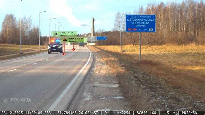 Ekrānšāviņš no policijas videoreģistratora, kurā redzama kolonnas pārvietošanās