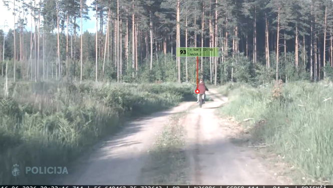 persona uz motocikla, braucot pa meža ceļu