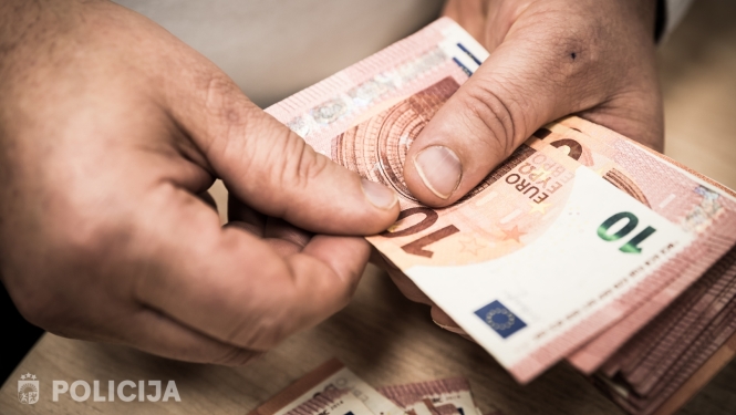 skaidras naudas banknotes