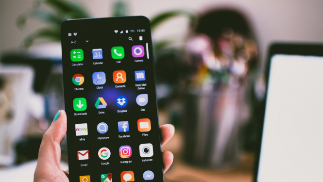 Mobilais telefons ar aplikāciju sadaļu