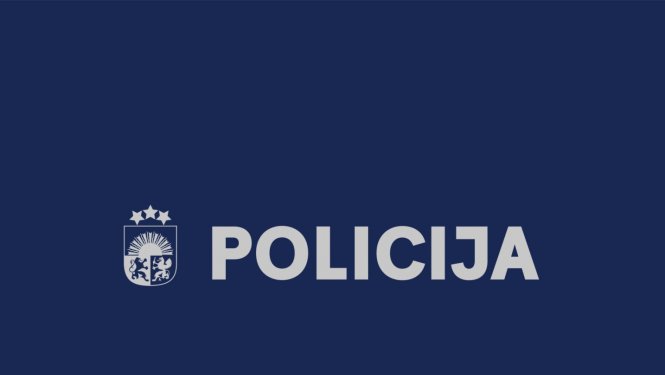 Uz tumši zila fona Latvijas mazais ģerbonis un uzraksts POLICIJA