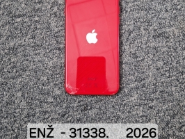 Sarkans Apple iPhone viedtālrunis, novietots ar aizmuguri uz augšu uz pelēka paklāja. Redzama viena aizmugurējā kamera ar zibspuldzi, centrā Apple logotips. Tālruņa aizmugurējais stikls ir saplaisājis apakšējā kreisajā stūrī un tam ir vairākas plaisas, kas stiepjas pāri korpusam.