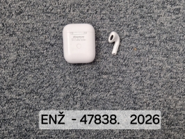 Bezvadu austiņu futlāris "Apple" ar austiņām baltā krāsā.