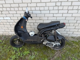 Bojāts motorollers.