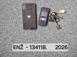 Mobilie telefoni "Nokia" un "iPhone" un atslēgas.