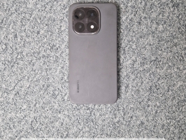 Melnas krāsas mobilais telefons "Xiaomi".