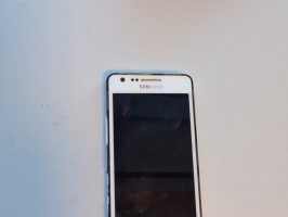 Balts telefons Samsung.