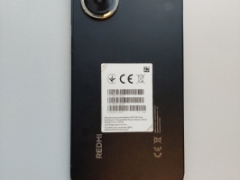 Mobilais telefons "Redmi" melnā krāsā.