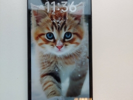Mobilais telefons "Redmi" melnā krāsā.