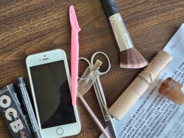 Apple iPhone, kosmētikas piederumi.