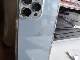Apple iPhone baltā krāsā.
