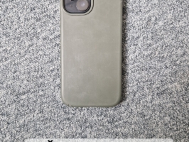 Mobilais telefons "iPhone" pelēkā krāsā.