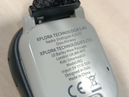 Viedpulkstenis xplora technologies kids smart watch x65 baltā krāsā ar melnu tekstila izstrādājuma siksniņu.