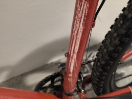 Velosipēds sarkanā krāsā