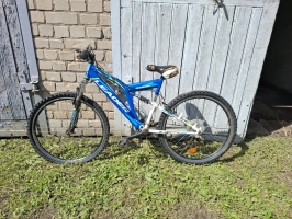 Zilas krāsas velosipēds.