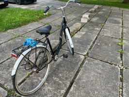 VELOSIPĒDS "ROMET ANGEL" AR SIEVIEŠU TIPA RĀMI MELNĀ KRĀSĀ, BALTI DUBĻUSARGI, MELNS SĒDEKLIS, MELNI ROKTURI, BEZ PIEDZIŅAS ĶĒDES, AR RĀMJA NUMURU: ZM190408705.