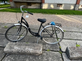 VELOSIPĒDS "ROMET ANGEL" AR SIEVIEŠU TIPA RĀMI MELNĀ KRĀSĀ, BALTI DUBĻUSARGI, MELNS SĒDEKLIS, MELNI ROKTURI, BEZ PIEDZIŅAS ĶĒDES, AR RĀMJA NUMURU: ZM190408705.
