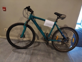 Velosipēds zaļganzilā krāsā.