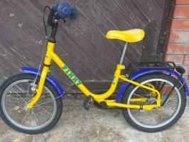 Velosipēds dzeltenā krāsā.