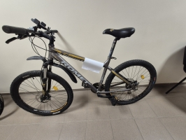 Velosipēds ROMET, sudrabotā krāsā ar dzeltenām līnijām.
