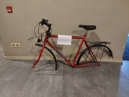 Velosipēda rāmis sarkanā krāsā.