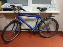Velosipēds zilā krāsā bez numura.