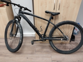 Velosipēds melnā krāsā.