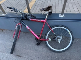 Velosipēds ar uzrakstu "SUPER!".