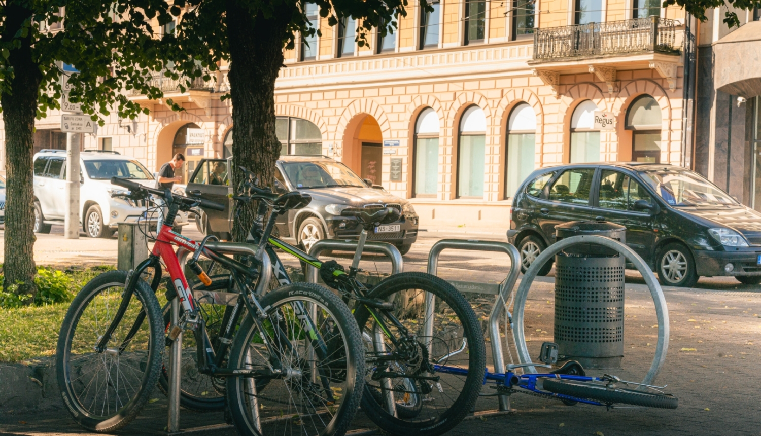 velosipēdi novietoti velonovietnē