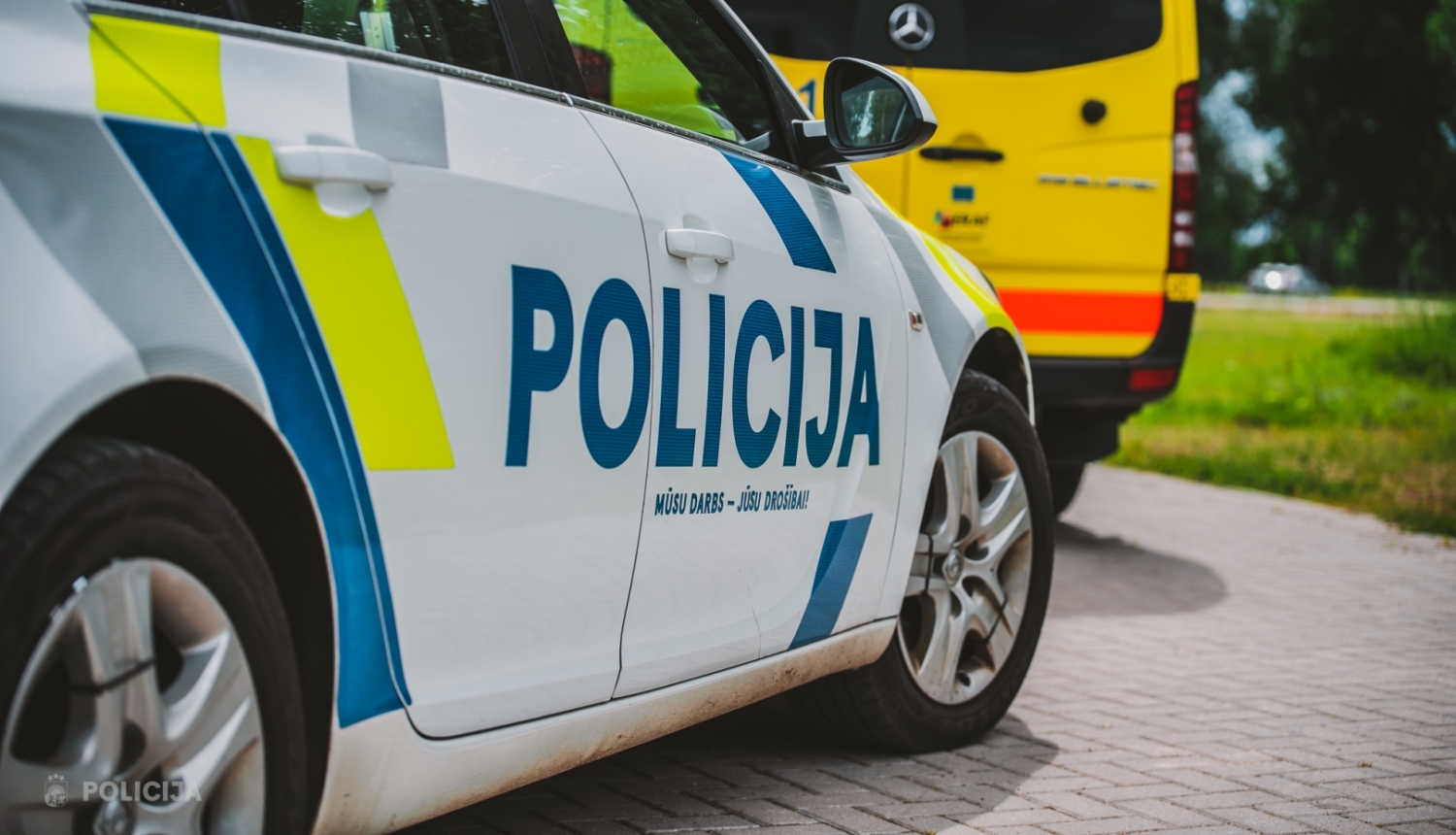 Valsts policijas automašīna no labā sāna, kur redzams uzraksts "POLICIJA"