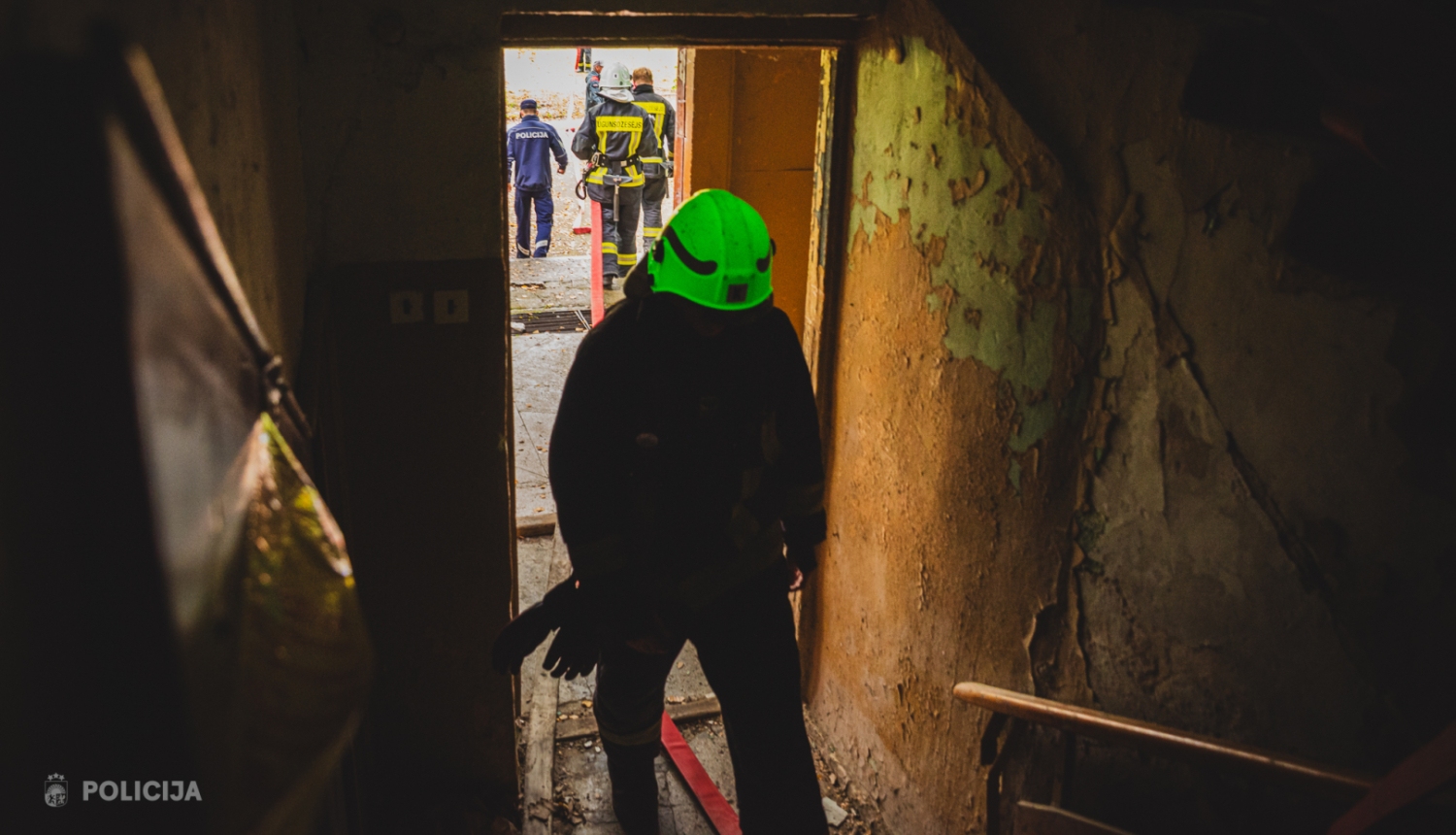 ugunsdzēsēji kāpņutelpā